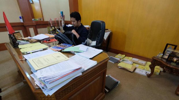 Bupati Emil di ruang kerjanya