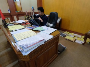 Bupati Emil dan Wakilnya di Hari Libur, Periksa Dokumen dan Rayakan Ultah Anak