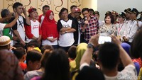 Cawagub Djarot memberi sambutan dalam acara khitanan massal yang menjadi bagian dari Festival Budaya Betawi Pecenongan.