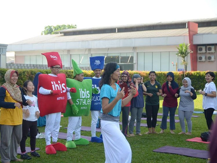 Foto-foto Keceriaan Yoga Tertawa Bersama Komunitas Healthy Friends