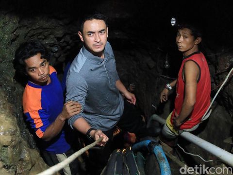  Gubernur Jambi Zumi Zola di lokasi tambang yang longsor, Minggu (30/10/2016)