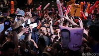 Pendukung berdesakan berharap dapat berselfie dengan Agus usai pidato politik.