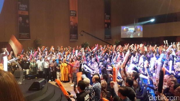  Suasana jelang pidato politik Agus Harimurti Yudhoyono di Ballroom Djakarta Theater, Minggu (30/10/2016)