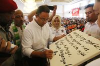 Saling Silang Ahok dan Anies soal Kartu Sakti Pelajar DKI
