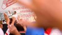 Cagub Nomor Urut 3 memberi salam bersama kepada para relawan yang memenuhi gedung Maria Convention Hall.
