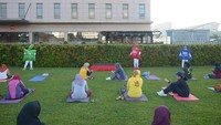 Bagi peserta yang tidak membawa matras yoga, masih tetap bisa ikut berkegiatan lho. Sebab  Tropicana Slim dan LifeSpa Fitness sudah meminjamkan matrasnya.  (Foto: Nurvita)