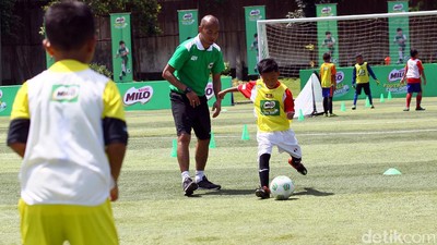 Mantan Pemain Timnas Beri Pelatihan Anak-anak