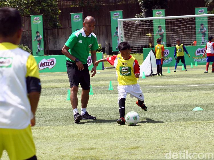 Mantan Pemain Timnas Beri Pelatihan Anak-anak