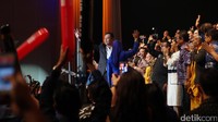Cagub Agus Yudhoyono dan Cawagub Sylvana Murni (membelakangi kamera) melambaikan tangan kepada para pendukungnya sebelum pidato politk.