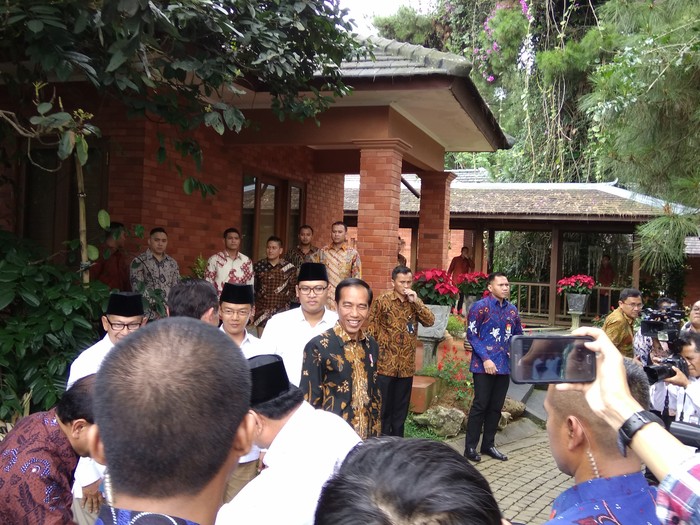 Berkuda Bareng Prabowo, Jokowi: Kudanya Tersenyum