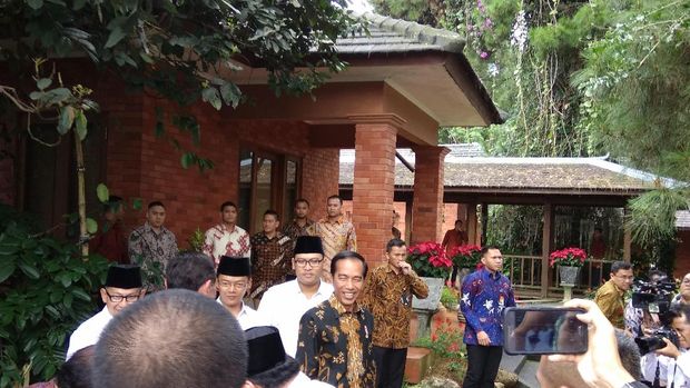 Jokowi Tiba di Hambalang, Prabowo Hormat dan Langsung Cipika-cipiki