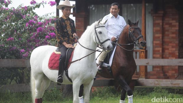 Jokowi saat diajak berkuda di kediaman Prabowo