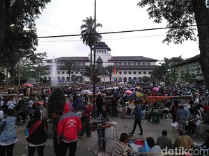 Ribuan Tenaga Honorer Geruduk Gedung Sate Tuntut Kenaikan Gaji Setara UMK