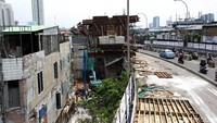 Proyek pembangunan jalan layang khusus bus Transjakarta Koridor XIII (Ciledug-Kapten Tendean) seharusnya rampung tahun 2016 karena banyaknya kendala sehingga molor.