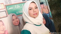 Yuki cantik dengan make up minimalis. Pool/Gus Mun/detikFoto.