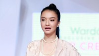 Bintang film Surga yang (Tak) Dirindukan 2 itu terlihat memesona dengan busana berwarna soft pink dengan aksesori kalung mutiara. Pool/Palevi S/detikFoto.