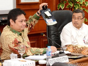 RI Banjir Cangkul Impor Dipicu Kelebihan Produksi Baja di China