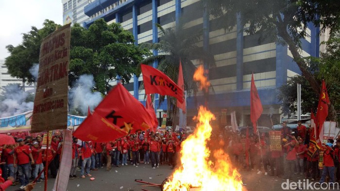 Usai Bakar Ogoh-ogoh Tikus, Demo Buruh di Medan Merdeka Membubarkan Diri