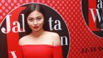 Sexy in Red! Pesona Ariel Tatum dengan Dress Merah