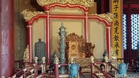 Singgasana raja terbuat dari emas dan di depannya dialasi karpet cokelat keemasan nan empuk. Tempat belajar Raja saat kecil pun ukurannya terbilang besar, mungkin sekitar dua kali lapangan futsal saat ini. Dan tentu saja lengkap dengan singgasana kecil dan karpet empuk di dalamnya (Elvan/detikTravel)