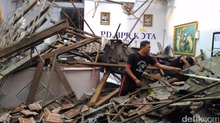 Gedung BPR Kota Kediri Runtuh, 2 Karyawan Terluka