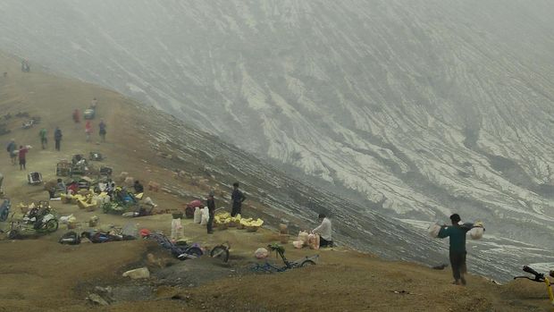 Aktivitas penambang di Kawah Ijen