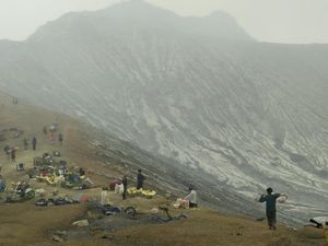 Penambang Belerang yang Tewas di Kawah Ijen Alami Luka Bakar 90%