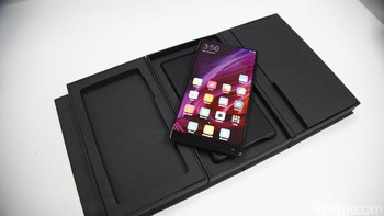 Mi Mix yang kami punya memiliki RAM 4 GB dan kapasitas penyimpanan 128 GB. Foto: Muhammad Ridho