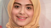 Ia terlihat manis kala tampil dengan hijabnya tersebut. Pool/Gus Mun/detikFoto.