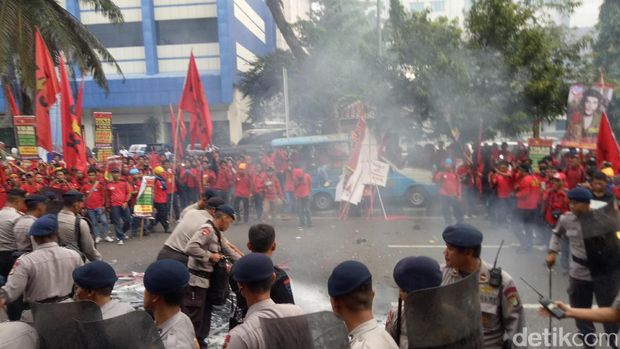 Usai Bakar Ogoh-ogoh Tikus, Demo Buruh di Medan Merdeka Membubarkan Diri