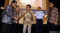 Selain Menteri Agraria dan Tata Ruang/Kepala BPN Sofyan Djalil, diskusi itu juga dihadiri oleh (kiri-kanan) tenaga ahli Kementerian Agraria dan Tata Ruang/BPN Himawan Arif, Ketum DPP REI Eddy Hussy, Direktur Izin Tinggal Keimigrasian Friement FS Aruan, tenaga ahli Kementerian Agraria dan Tata Ruang/BPN JP Tamtomo.