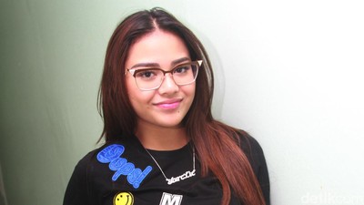 Gaya Kasual Aurel Hermansyah