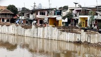 Pemasangan ratusan beton sheet pile di sepanjang bantaran Kali Ciliwung di sisi kawasan Bukit Duri terus dipercepat.