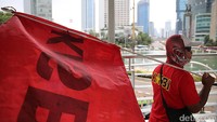 Massa buruh membawa spanduk terkait besaran upah.