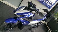 Saat pembawa acara meminta Rossi membuka cover yang menutupi motor baru tersebut, ia nampak antusias.