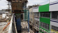 Ruko yang menganggu pembangunan Proyek pembangunan jalan layang khusus bus Transjakarta Koridor XIII (Ciledug-Kapten Tendean) terlihat di sekitar Pasar Kebayoran Lama.