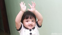 Salah satu kelakuan lucu Arsy saat jumpa pers. Pool/Gus Mun/detikFoto.