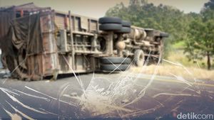 Truk Terbalik di Tol Jagorawi Arah Bogor, Lalin Macet