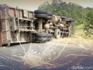 Truk Terguling di Km 38 Tol Merak, Lalin Sedikit Tersendat