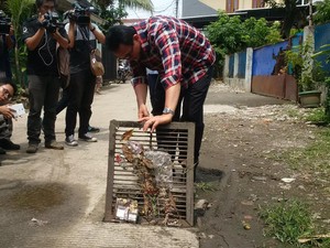 Blusukan di Jagakarsa, Ahok Cek Sumur Resapan dan Borong Buah