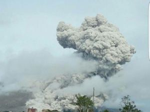 Gunung Sinabung Erupsi, Luncurkan Awan Panas 3 Km