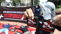 Dalam aksinya JAAN mendesak Kementerian Lingkungan Hidup dan Kehutanan (KLHK) agar menstop kegiatan sirkus lumba-lumba dalam lembaga konservasi (Ancol, Wersut Seguni Indonesia dan Taman Safari Indonesia) serta Pentax yang dilakukan di Samarinda, Medan dan Magelang.