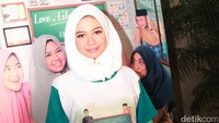 Hijab Yuki tak lain karena peran dalam film terbarunya. Pool/Gus Mun/detikFoto.