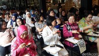 Para peserta mencicip sajian tom yum pla yang baru saja selesai dimasak oleh nyonya pop. 