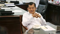 Terkait tujuan tax amnesty menurut JK program itu punya tiga tujuan. Pertama, jangka pendek untuk memperbaiki situasi fiskal kita. karena kita defisit banyak. Kedua, memperbesar pembangunan di sektor swasta. Itu kan bukan pemerintah yang punya, tapi swasta yang masuk ke dalam negeri. Termasuk deklarasi diharapkan kemudian ekonomi bergerak dengan itu. Ketiga, adalah memperbesar basis pajak. basis pajak ini penting untuk jangka panjang.