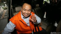 Hartoyo melambaikan tangan dari dalam mobil sebelum meninggalkan gedung KPK.