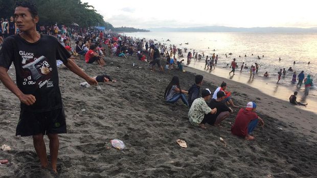 Pantai Gading Di Lombok Yang Populer Tapi Banyak Sampah