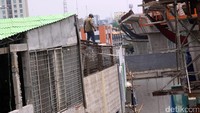 Seorang pekerja sedang mengukur ruko yang terkena Proyek pembangunan jalan layang khusus bus Transjakarta Koridor XIII (Ciledug-Kapten Tendean).