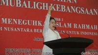Megawati terlihat sangat bersemangat saat berbicara di atas podium.