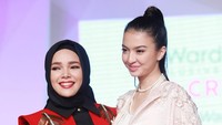 Raline saat bergaya bersama Dewi Sandra. Pool/Palevi S/detikFoto.